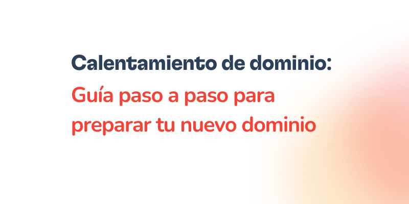 Calentamiento de dominio: una guía completa 14 Text in Spanish: Calentamiento de dominio: Guía paso a paso para el calentamiento de dominio y cómo preparar tu nuevo dominio sobre fondo blanco con un suave degradado naranja en la esquina inferior derecha.