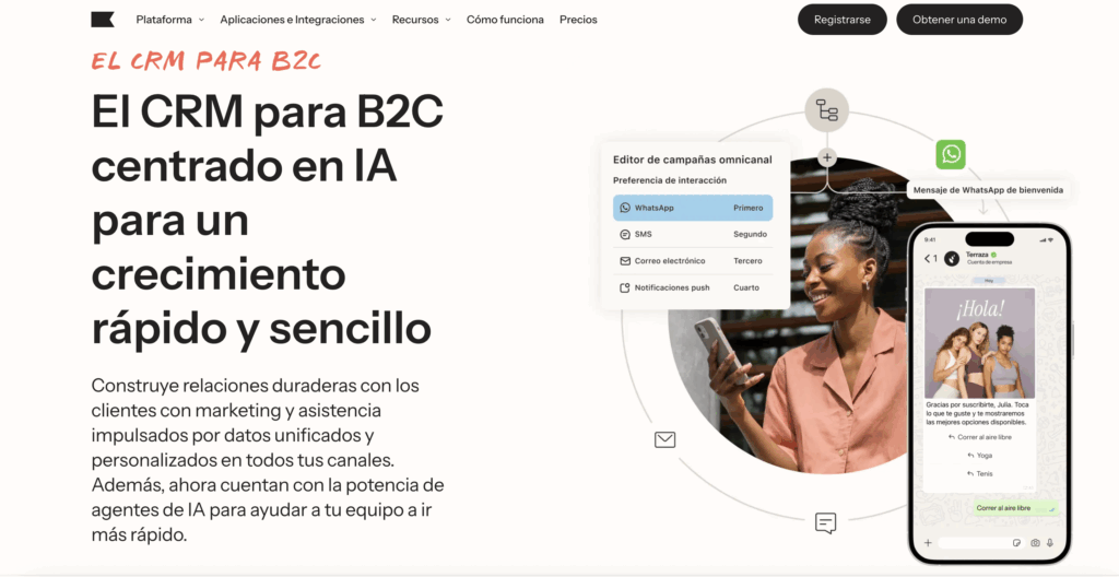 A woman smiles while looking at her phone. On the left, text in Spanish highlights an AI-driven CRM for B2C focused on fast growth. A pop-up shows campaign editing options and a mobile preview of a message.